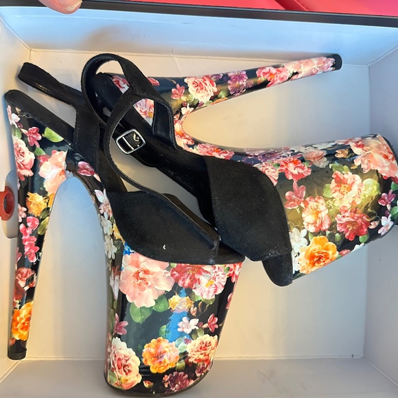 Pleasers Heels - Picture 1 of 2